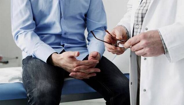 gydytojas pateikia rekomendacijas pacientams, sergantiems prostatitu
